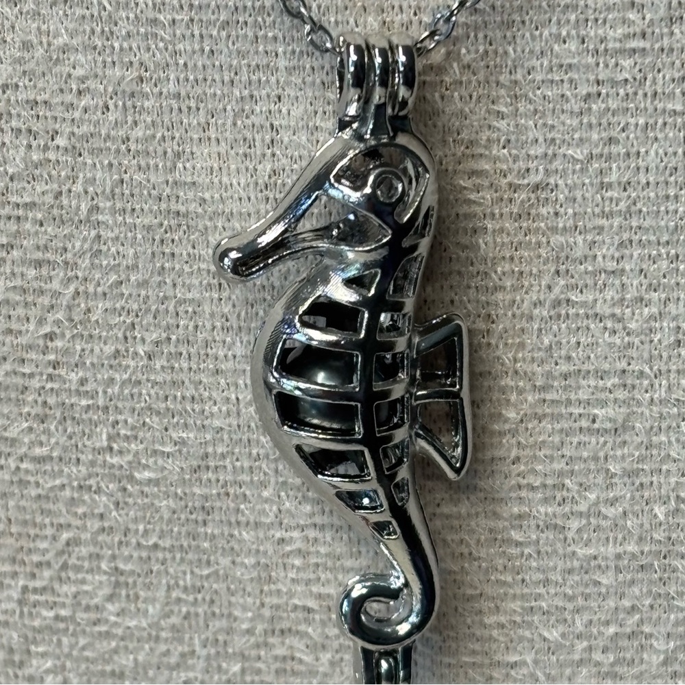NEW Natural 7.8mm Pearl in Seahorse Pendant Necklace Stainless Steel